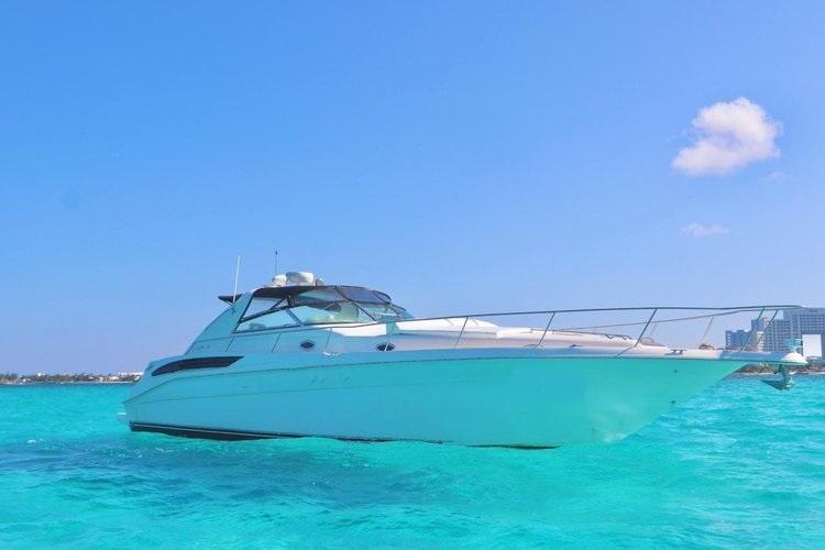 Motor yacht boat rental in Cancun, Mexico