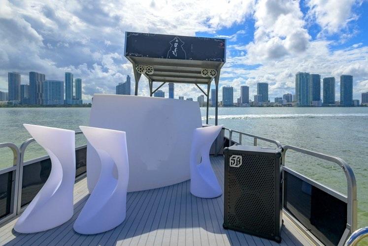 This 30.0' AVALON cand take up to 12 passengers around Miami