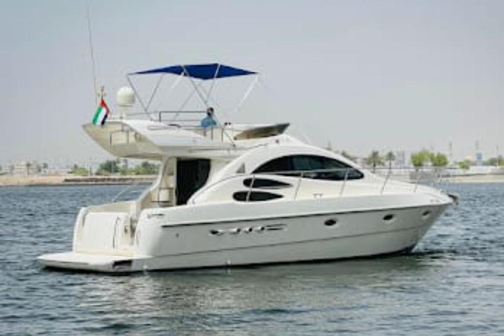 This 42.0' namasthe cand take up to 14 passengers around Dubai