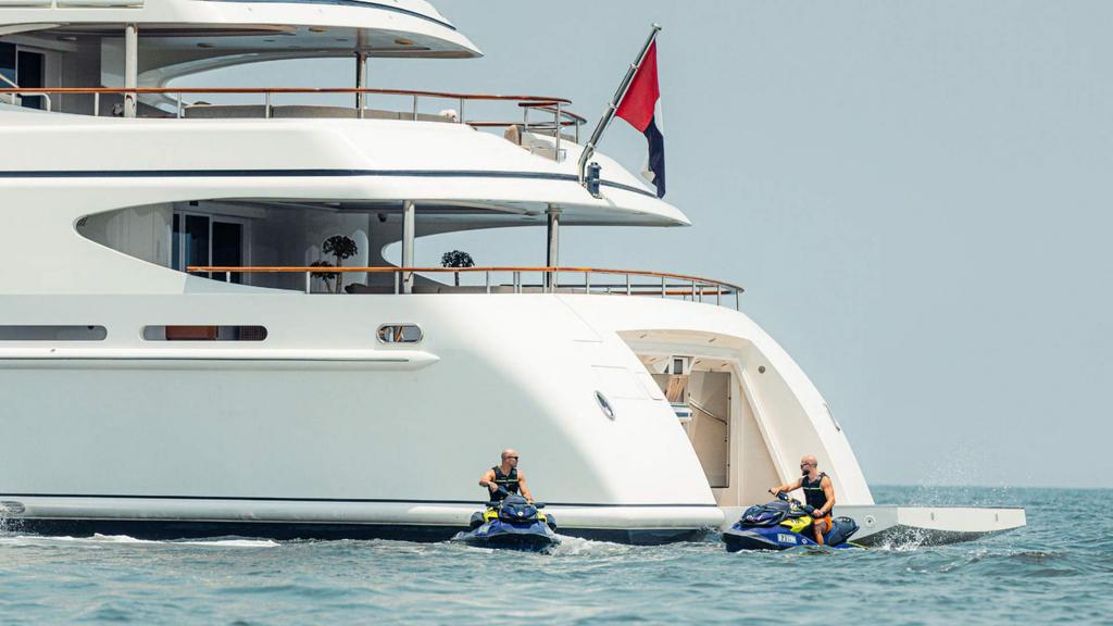 Discover Dubai surroundings on this 200 Custom boat