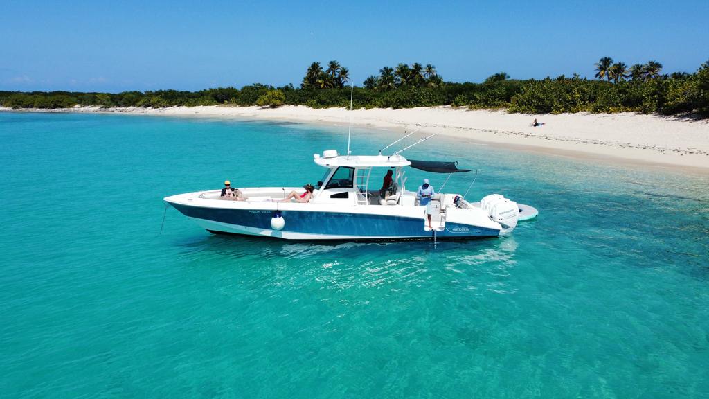 Up to 6 persons can enjoy a ride on this Center console boat