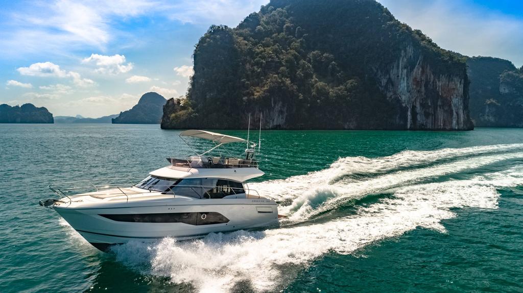 Flybridge boat for rent in Beaulieu sur mer