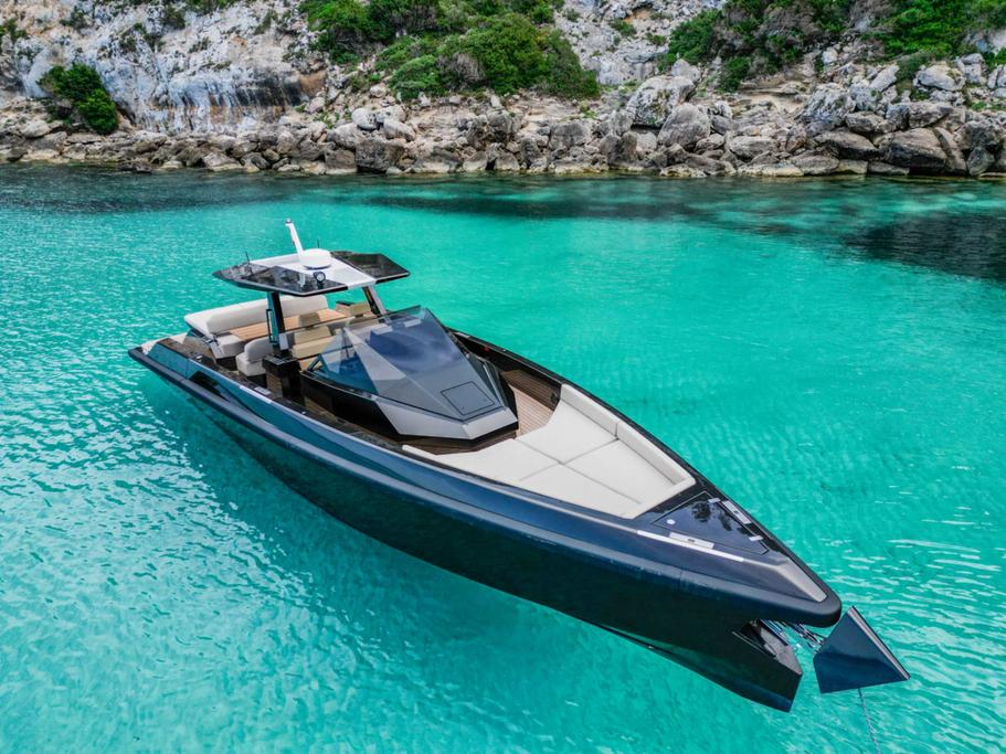 Up to 11 persons can enjoy a ride on this Wally boat