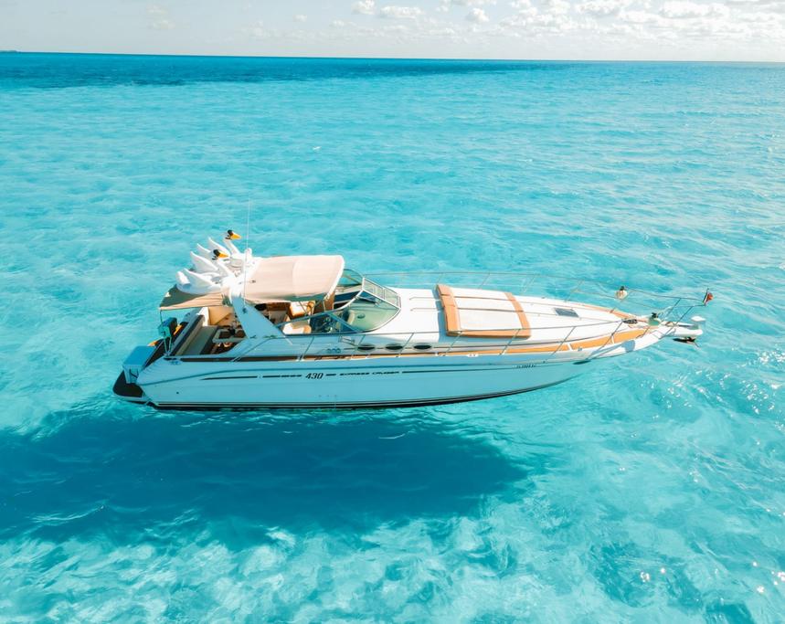 This 43.0' Sea Ray cand take up to 15 passengers around Cancún