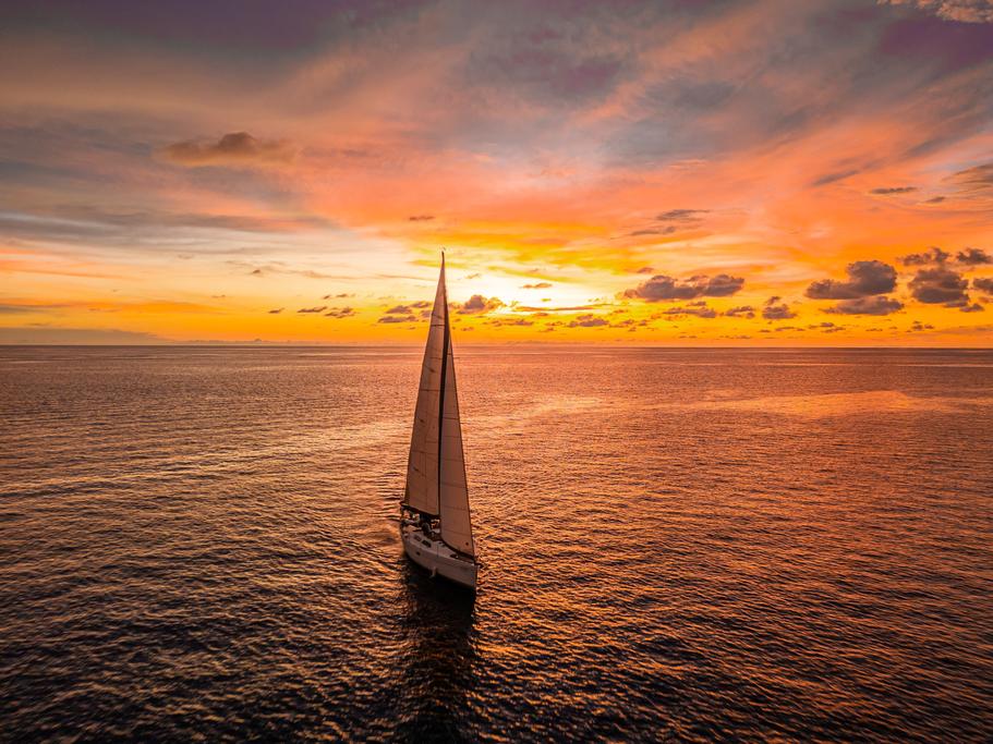 Up to 8 persons can enjoy a ride on this Hanse boat