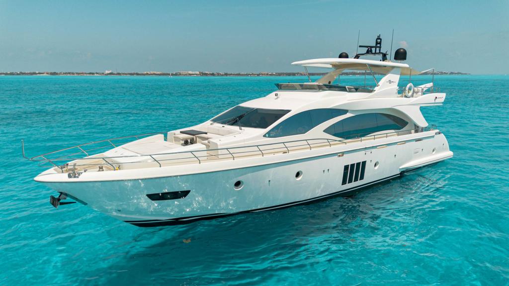 This 84.0' Azimut cand take up to 26 passengers around Cancún