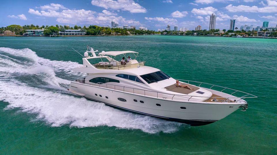 Boat rental in Miami, FL