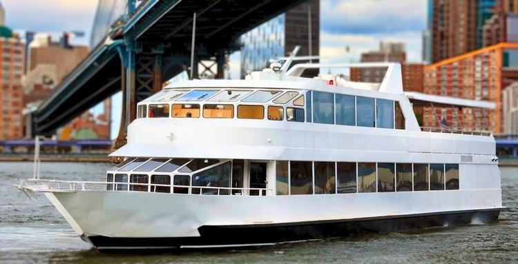 Discover New York surroundings on this Custom Custom boat