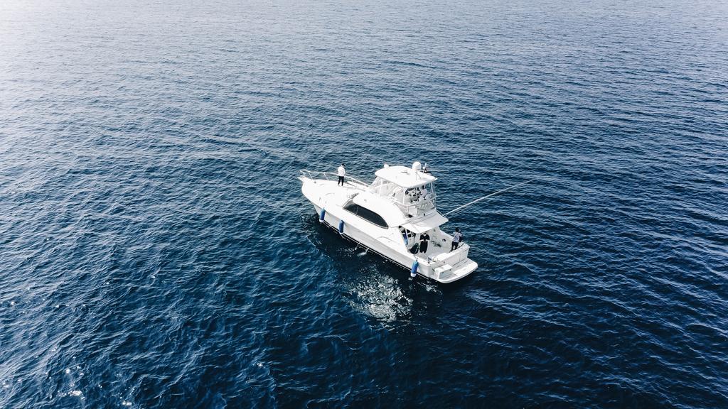 Fish and ski boat for rent in Dubai
