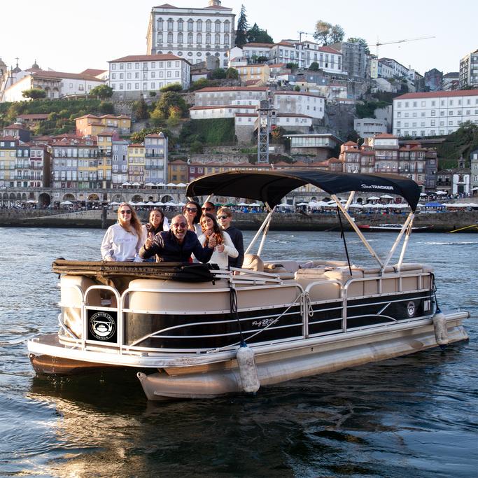 This 22.0' Tracker cand take up to 8 passengers around Porto