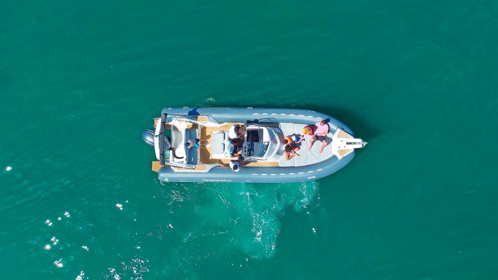 This 28.0' Capelli cand take up to 6 passengers around Lagos