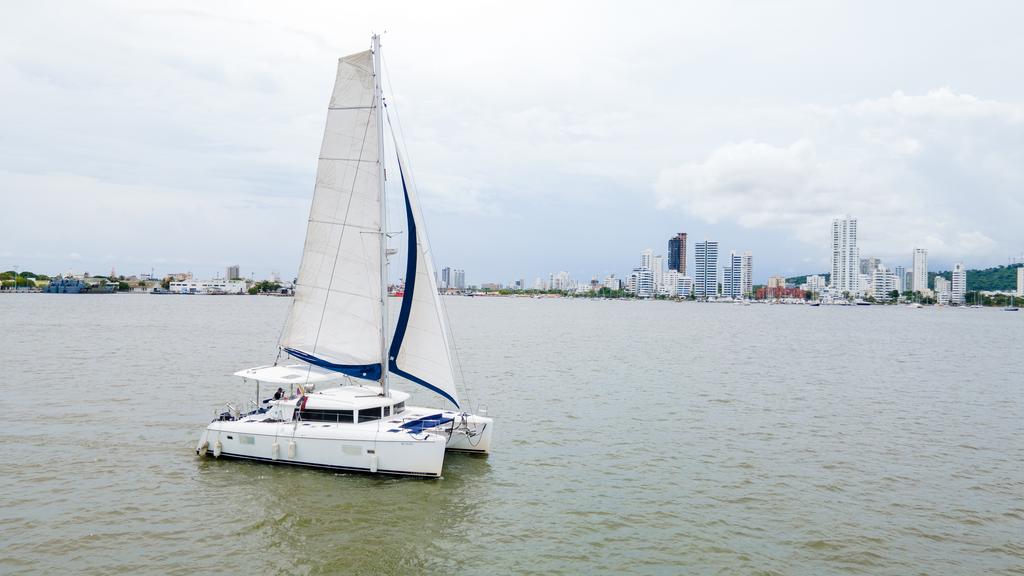 Lagoon boat for rent in Cartagena
