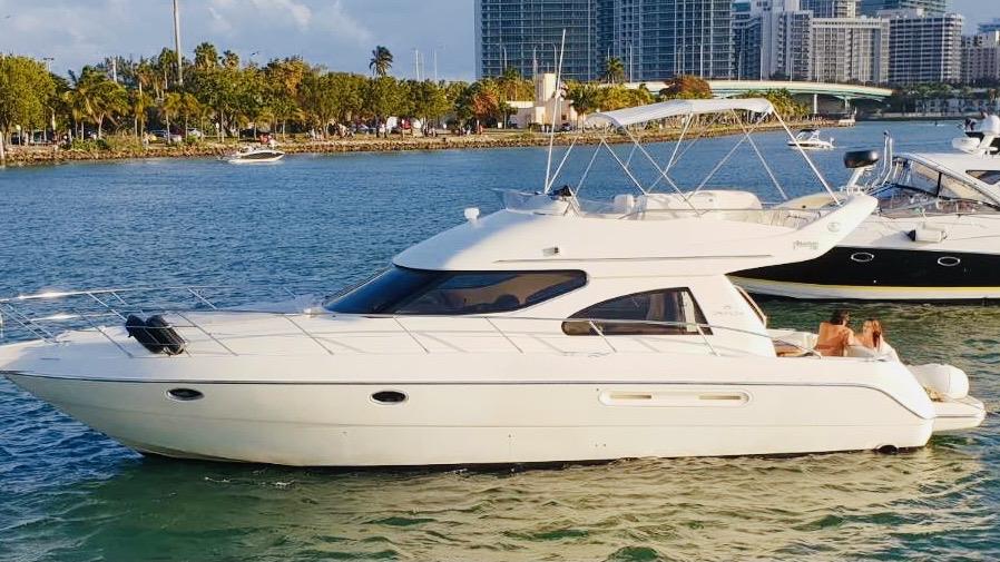 Discover Miami Beach surroundings on this Flybridge Cranchi boat