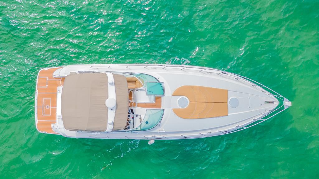 This 50.0' yachts cand take up to 13 passengers around Miami