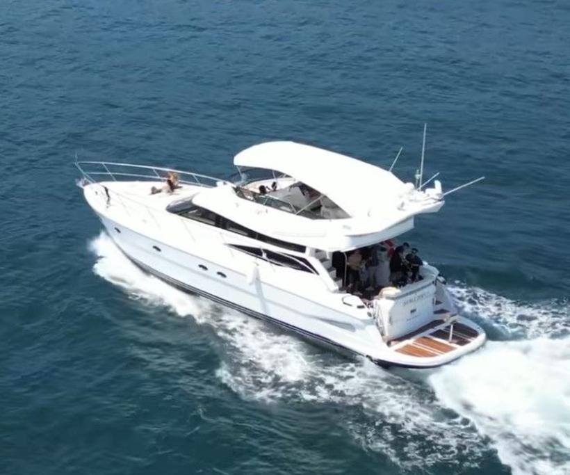 Discover Marina Del Rey surroundings on this 560 Neptunus boat