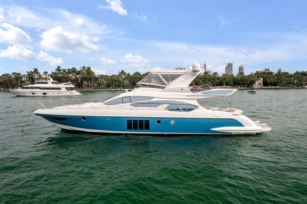This 64.0' Azimut cand take up to 12 passengers around Miami