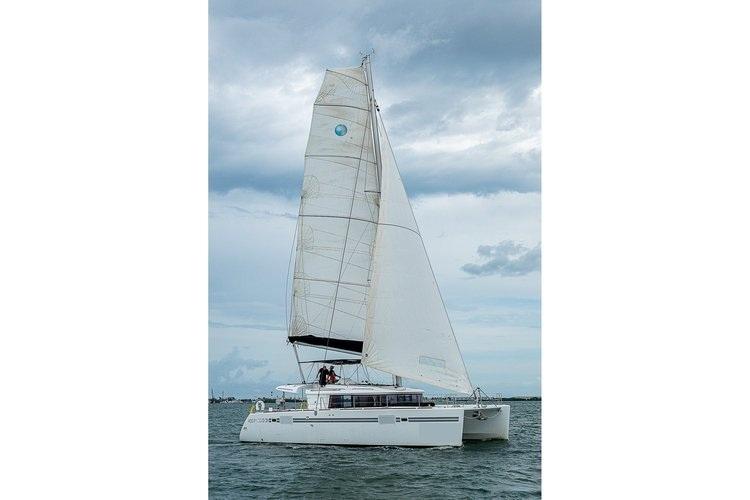 Discover Key West surroundings on this 450 F Lagoon boat