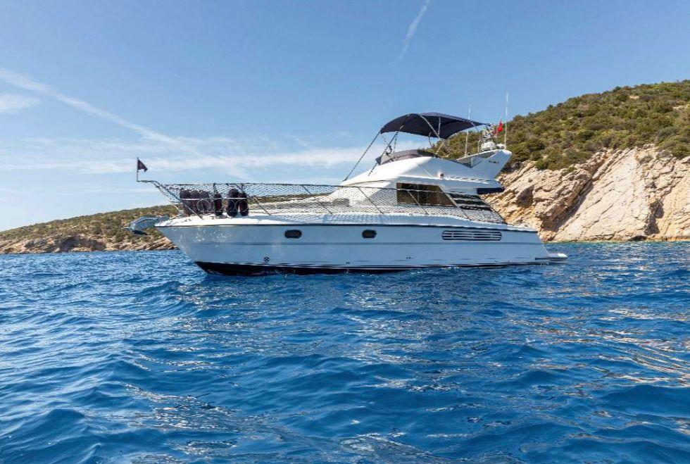 This 40.0' Fairline cand take up to 4 passengers around Bodrum