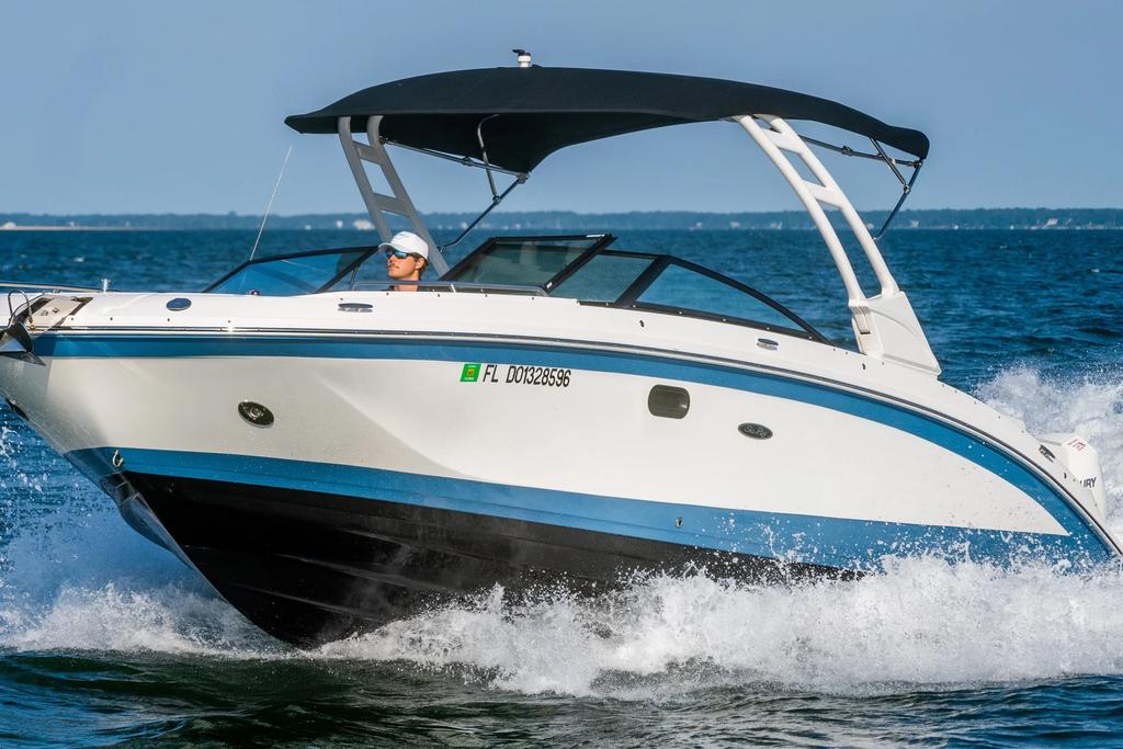 Discover Sag Harbor surroundings on this 290 Sea Ray boat