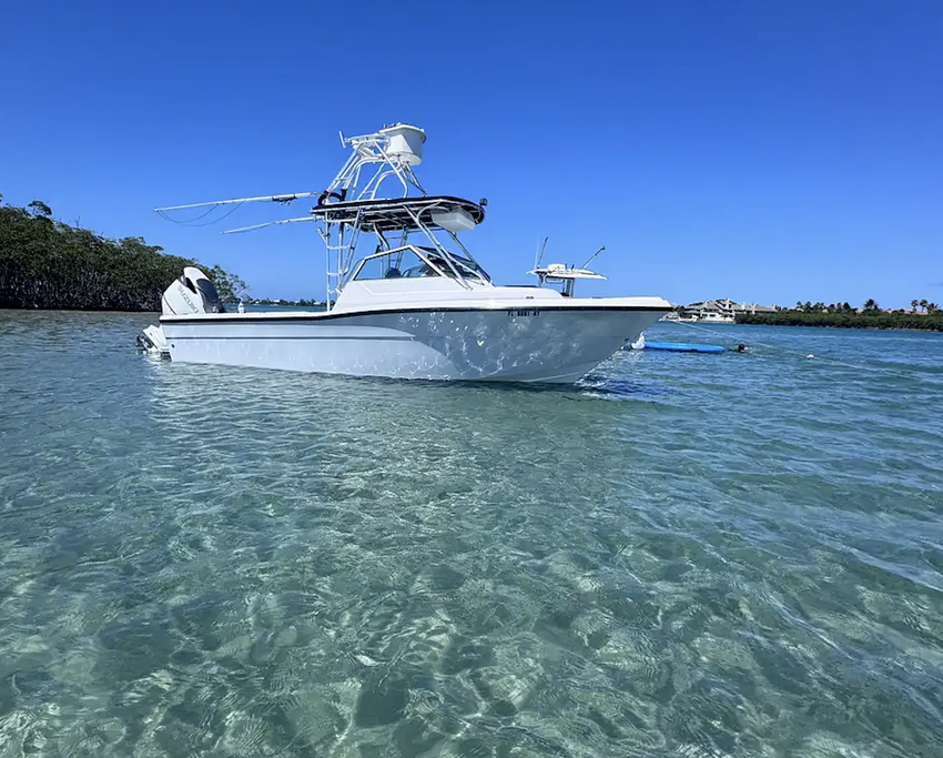 Pursuit's 25.0 feet in Jensen Beach