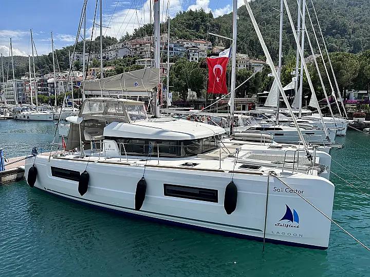 This 39.0' Lagoon cand take up to 10 passengers around Fethiye