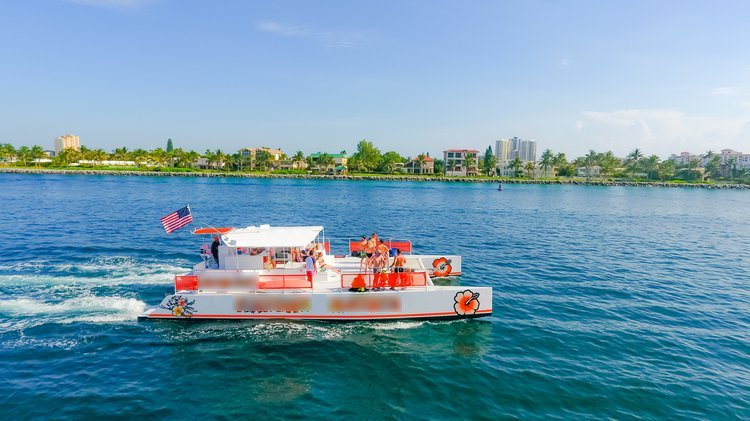 Discover West Palm Beach surroundings on this Custom Custom boat