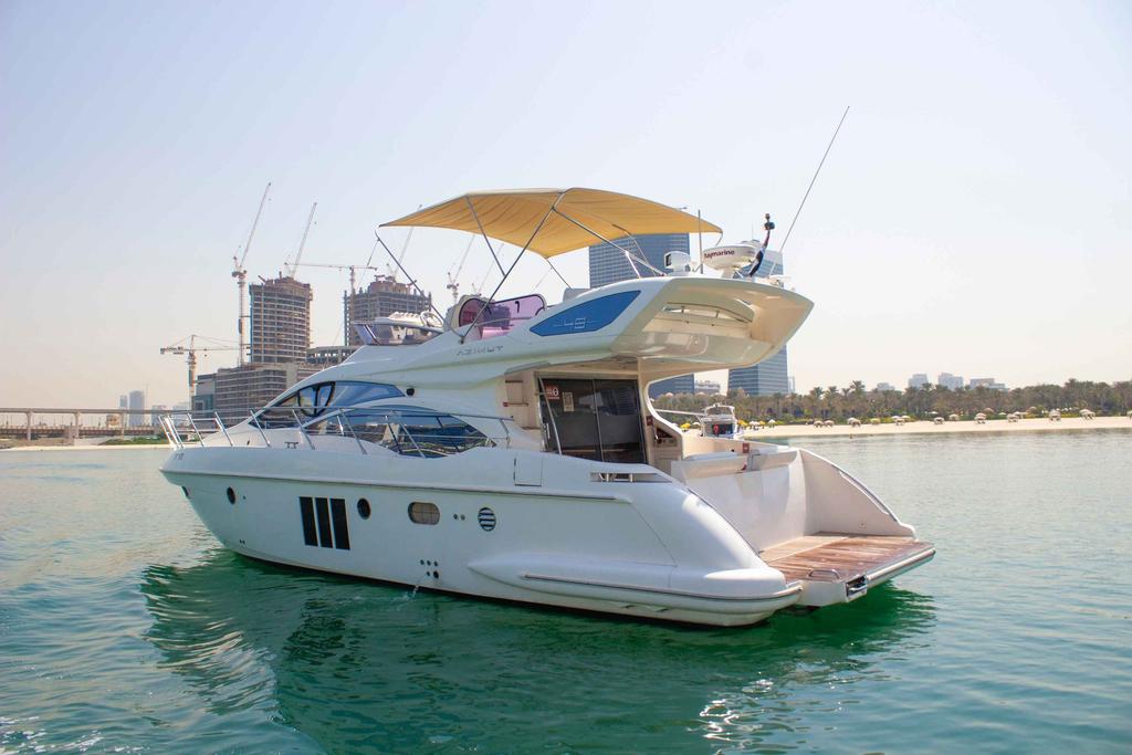 Discover Dubai surroundings on this Azimut 50 Flybridge Azimut Yachts boat