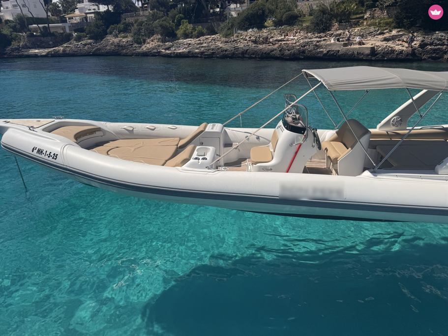 This 37.7' BAT cand take up to 12 passengers around Cala D`Or