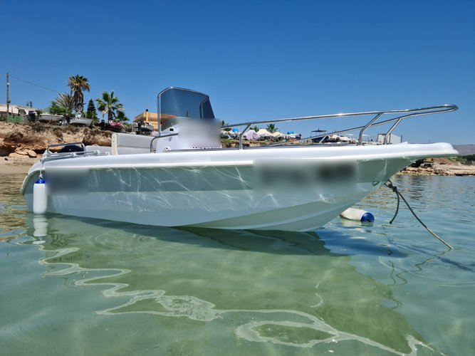 Discover Avola surroundings on this 550 Gabry Marino boat