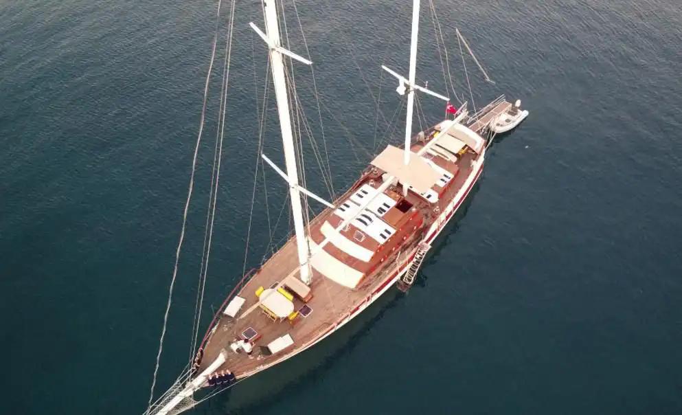 Up to 6 persons can enjoy a ride on this Gulet boat