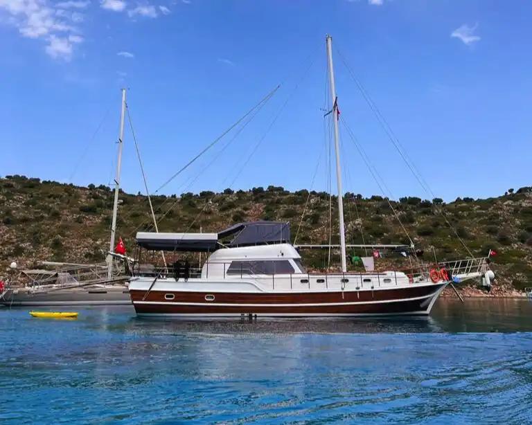 62.0 feet Custom in great shape