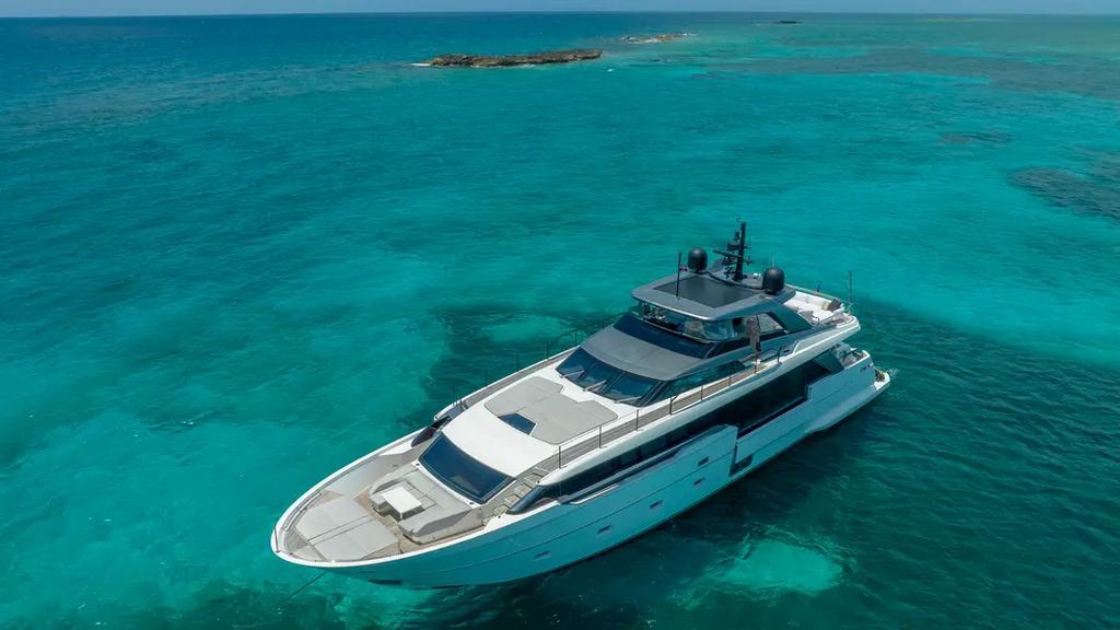 Discover Miami Beach surroundings on this 96' Sanlorenzo boat