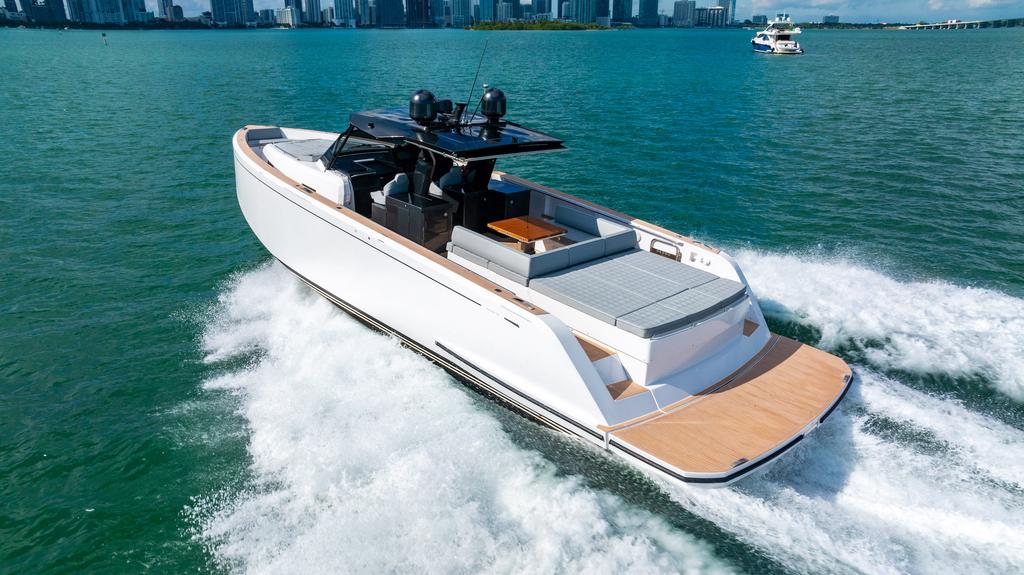 This 50.0' PARDO cand take up to 12 passengers around Miami Beach