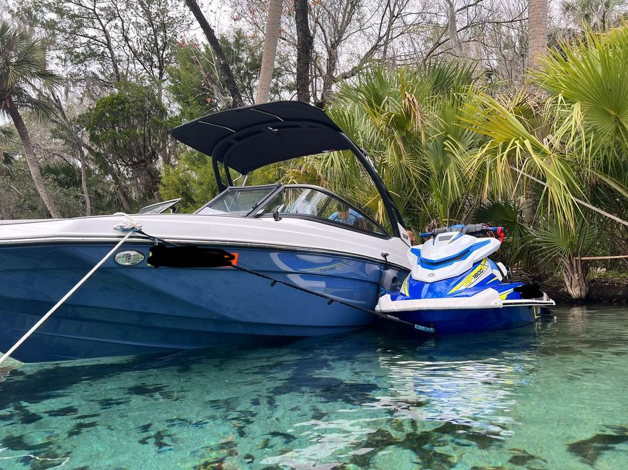 Up to 7 persons can enjoy a ride on this Bow rider boat