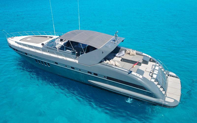 This 80.0' Mangusta cand take up to 12 passengers around Marbella
