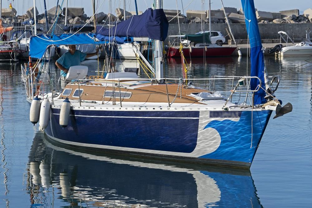 Monohull boat rental in Kalamata Marina, Greece