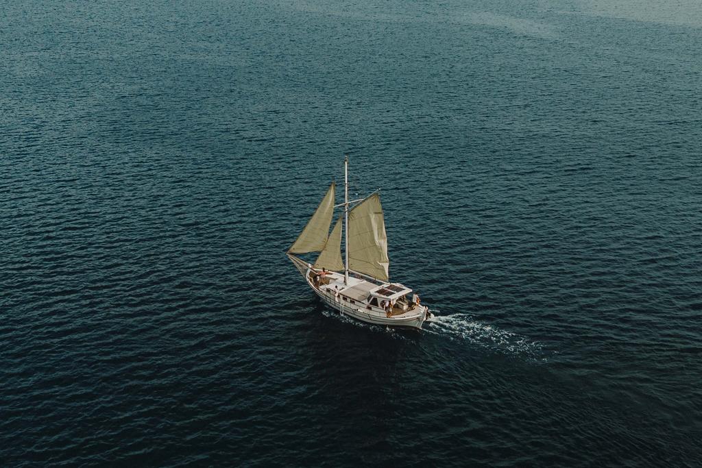 Discover Οια surroundings on this Gaff cutter Trechandiri 50 ft traditional boat