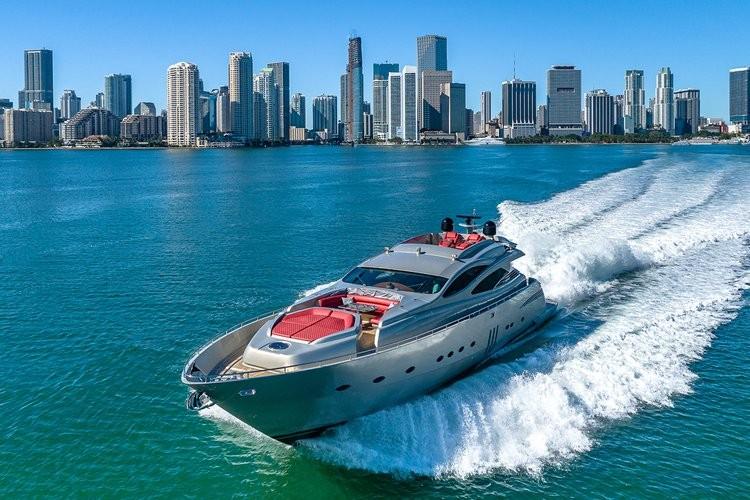 Discover Sag Harbor surroundings on this Pershing Pershing boat