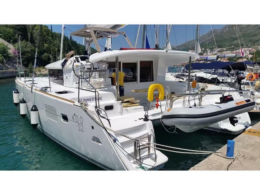 This 39.3' Lagoon cand take up to 11 passengers around Trogir