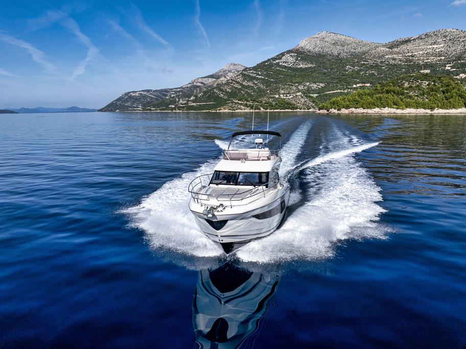 Discover Dubrovnik surroundings on this Prestige 420 Jeanneau boat