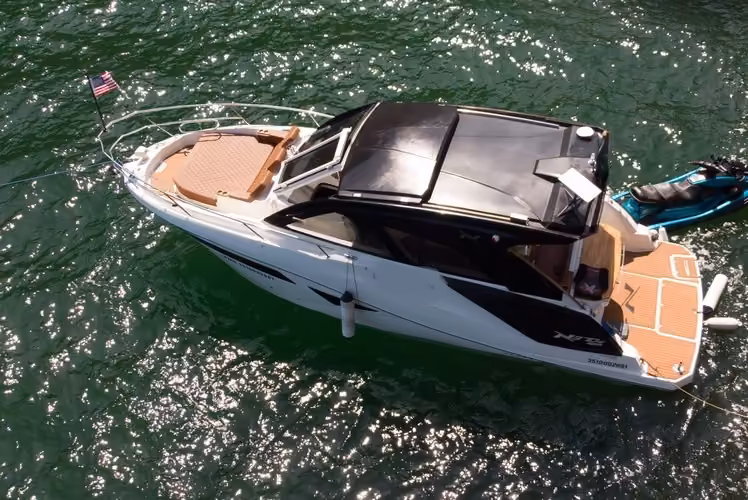 Discover Angra dos Reis,RJ surroundings on this 370 HT NX boat