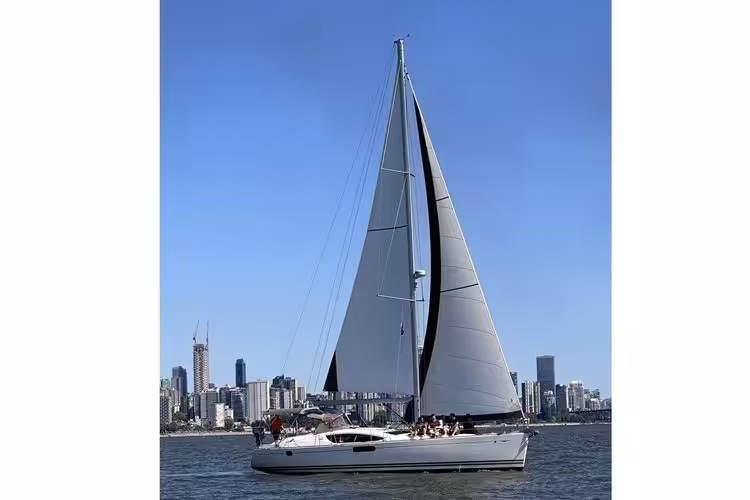 Discover North Vancouver surroundings on this 50DS Jeanneau boat
