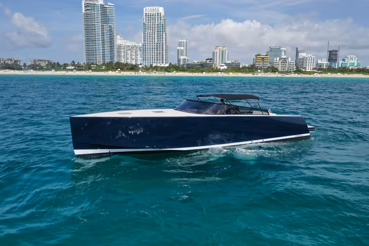 Van Dutch Yacht 29581 Luxury Motor Boat Rental Miami Beach, FL | Sailo