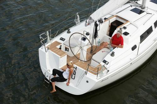 Up to 4 persons can enjoy a ride on this Hanse boat