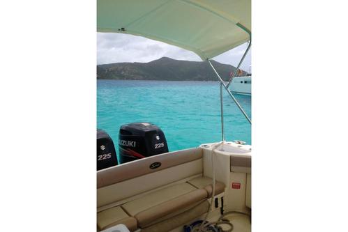 Up to 6 persons can enjoy a ride on this Center console boat