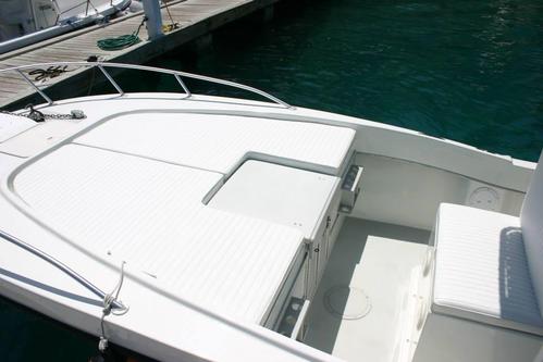 This 26.0' Dusky cand take up to 6 passengers around Tortola
