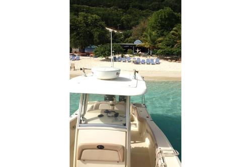 This 28.0' Scout cand take up to 6 passengers around Cruz Bay