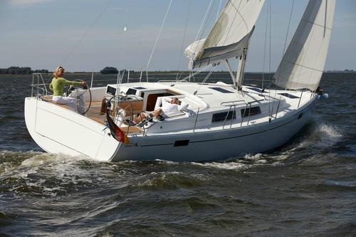 Sail away in Greece with this stunning Hanse 385