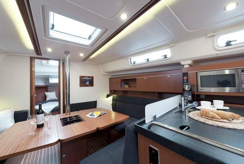 This 38.0'  Hanse cand take up to 6 passengers around Athens
