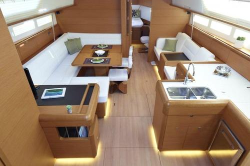Up to 10 persons can enjoy a ride on this Jeanneau boat
